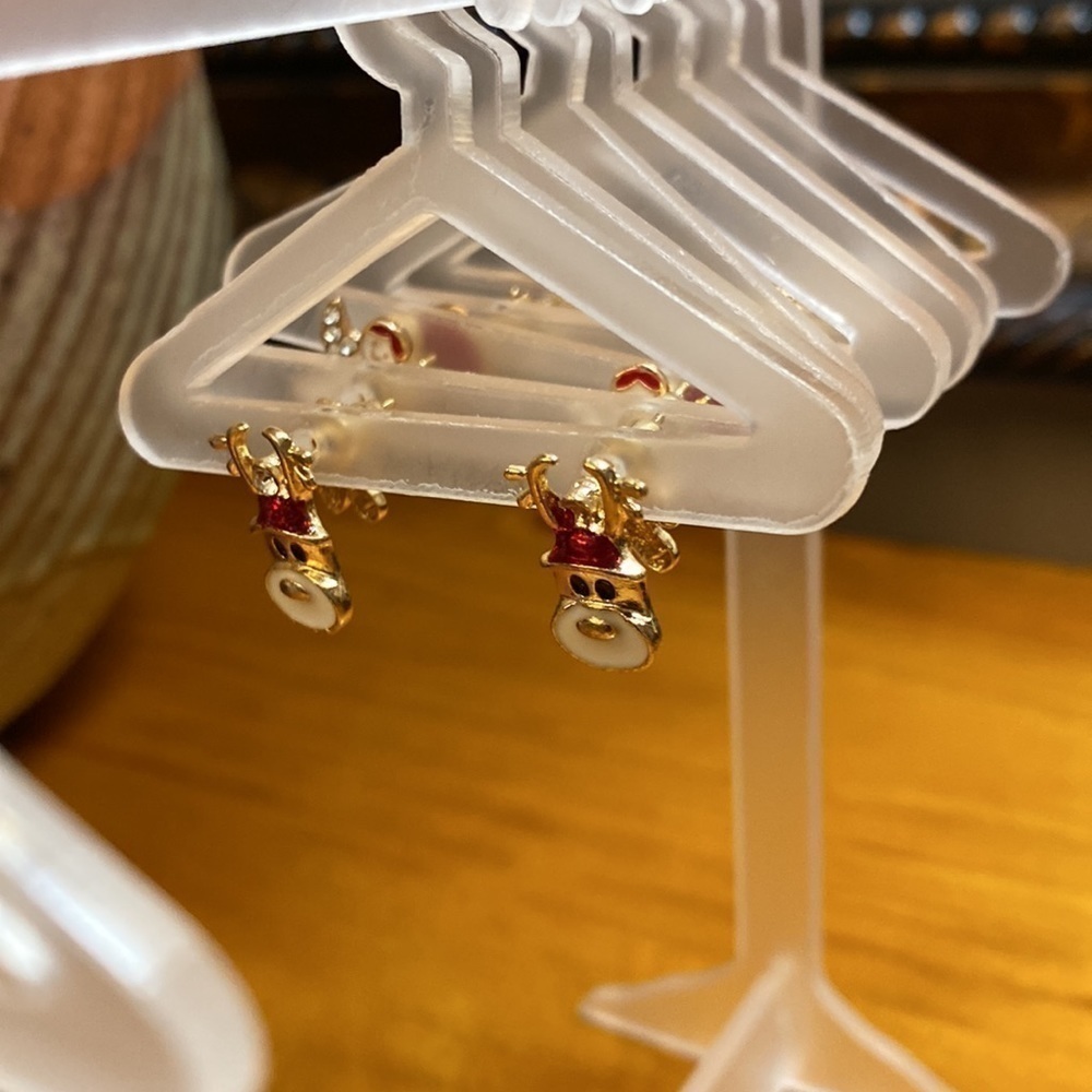 Earring Stand with 8 Pairs of Christmas Earrings NWOT…Great Gift - Picture 9 of 10
